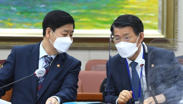 ▲구윤철 국무조정실장(왼쪽)과 은성수 금융위원장이 22일 오전 서울 여의도 국회에서 열린 정무위원회 전체회의에서 대화하고 있다