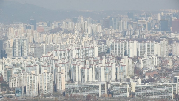 ▲KB국민은행 조사에 따르면 올해 11월 서울 마포구와 광진구의 아파트값도 평당 5천만원을 넘어섰다. 사진은 서울 영등포구 63스퀘어에서 본 서울 마포·용산 일대 아파트.
