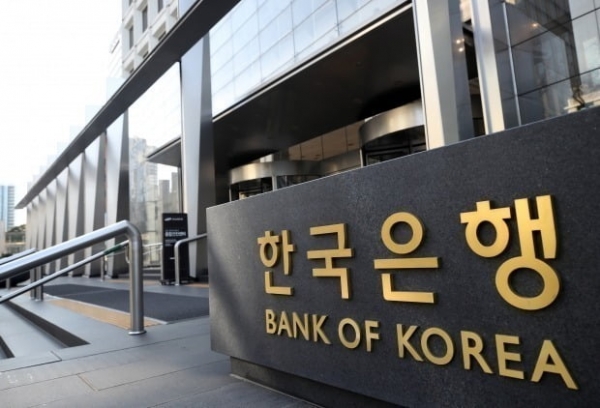 ▲한국은행은 높은 수준의 인플레이션과 경기둔화가 겹치면 금융권의 자기자본비율이 급락할 수 있다고 23일 경고했다.