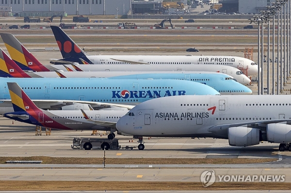 ▲인천공항에 계류중인 대한항공과 아시아나항공 여객기들(연합뉴스)