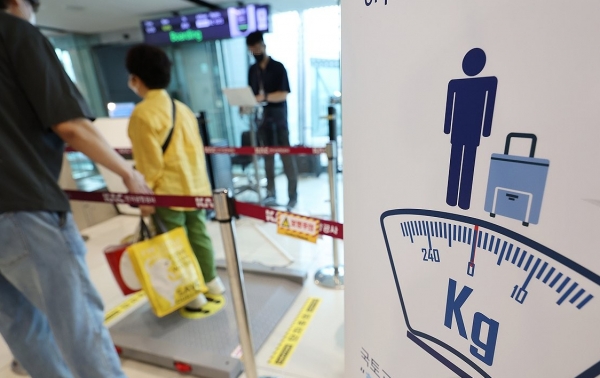 ▲지난 8월 대한항공이 휴대수하물을 포함한 승객 표준중량을 측정하는 모습. 연합뉴스