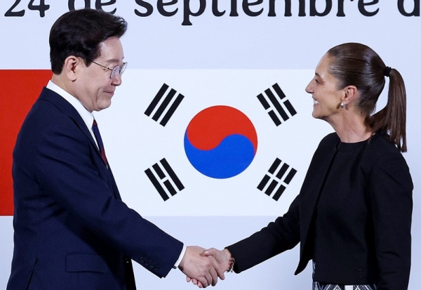 ▲이재명 대통령과 클라우디아 셰인바움 멕시코 대통령이 24일(현지시간) 멕시코시티 대통령궁에서 공동언론발표 후 악수하고 있다. 연합뉴스